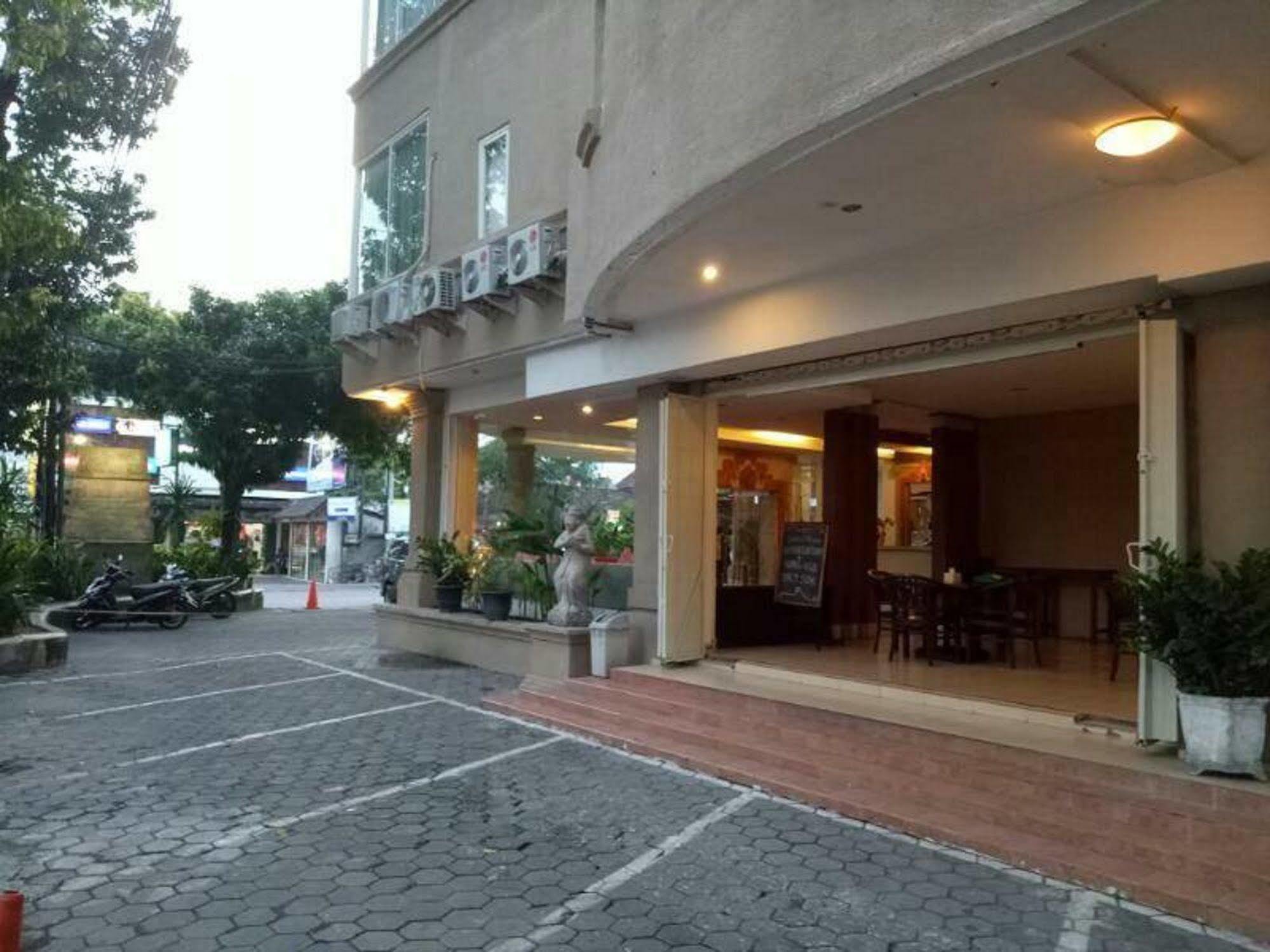 Reddoorz @ Raya Kuta Hotel Kuta Lombok Kültér fotó